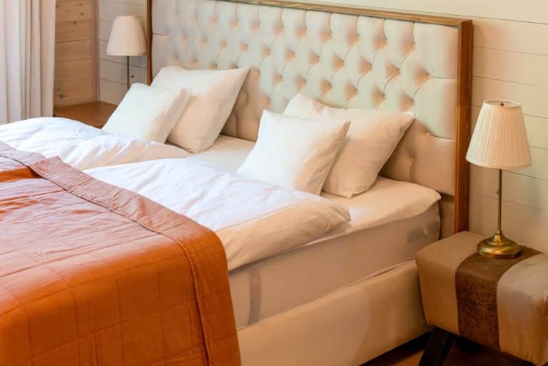 Kényelmes boxspring ágy a reBORONA Vendégház apartmanjának hálószobájában – Őrség szállás Őriszentpéteren