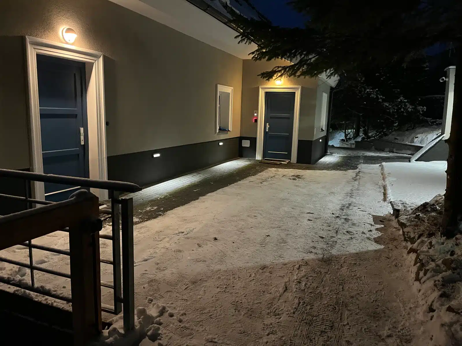Apartment-Eingänge: links APT 3, rechts APT 2