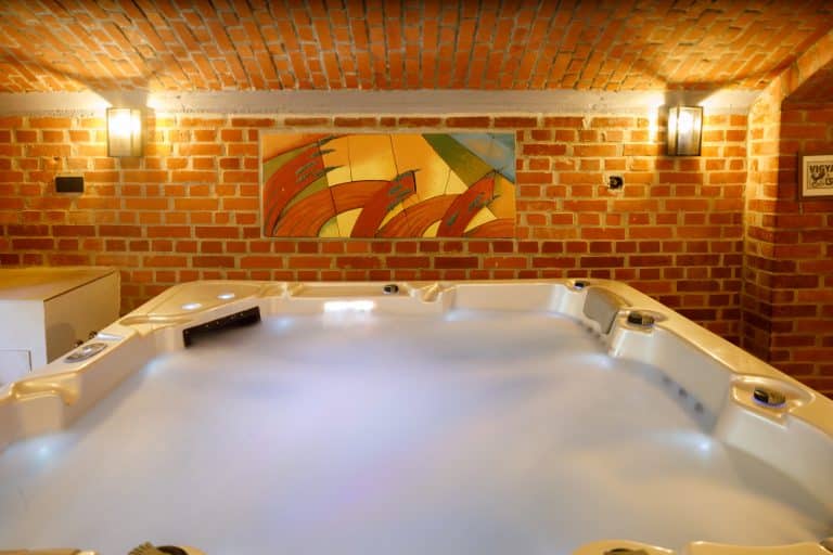 Beltéri wellness melegvizes jakuzzi