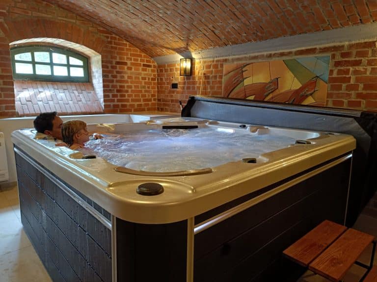Beltéri wellness melegvizes jakuzzi