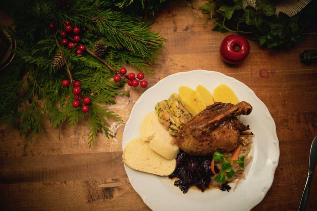 Entenkeule mit Kraut und einer Variation von Klößen