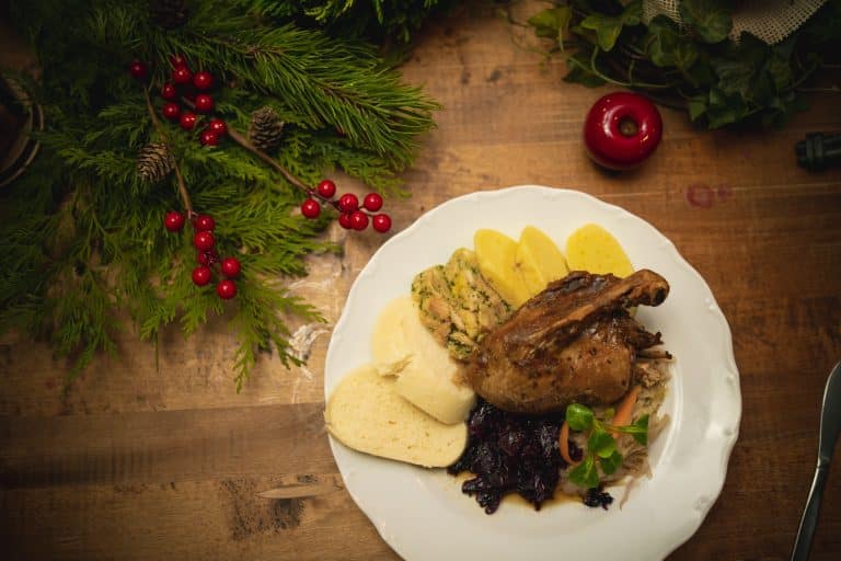 Kachní stehno se zelím a variací knedlíků