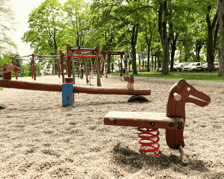 Dětské hřiště s houpačkami u Parkhotelu Smržovka