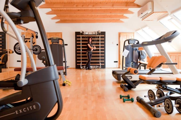 Fitneszterem a főépület tetőterében