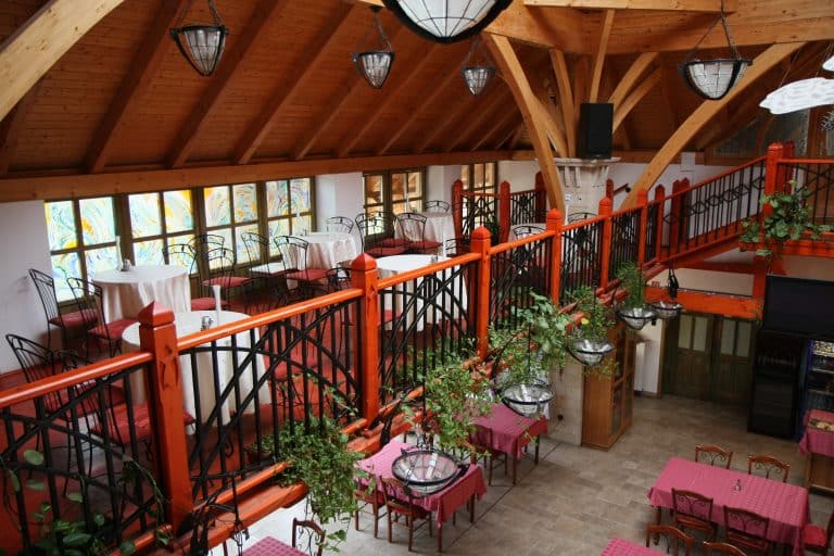 Galéria üvegasztalokkal