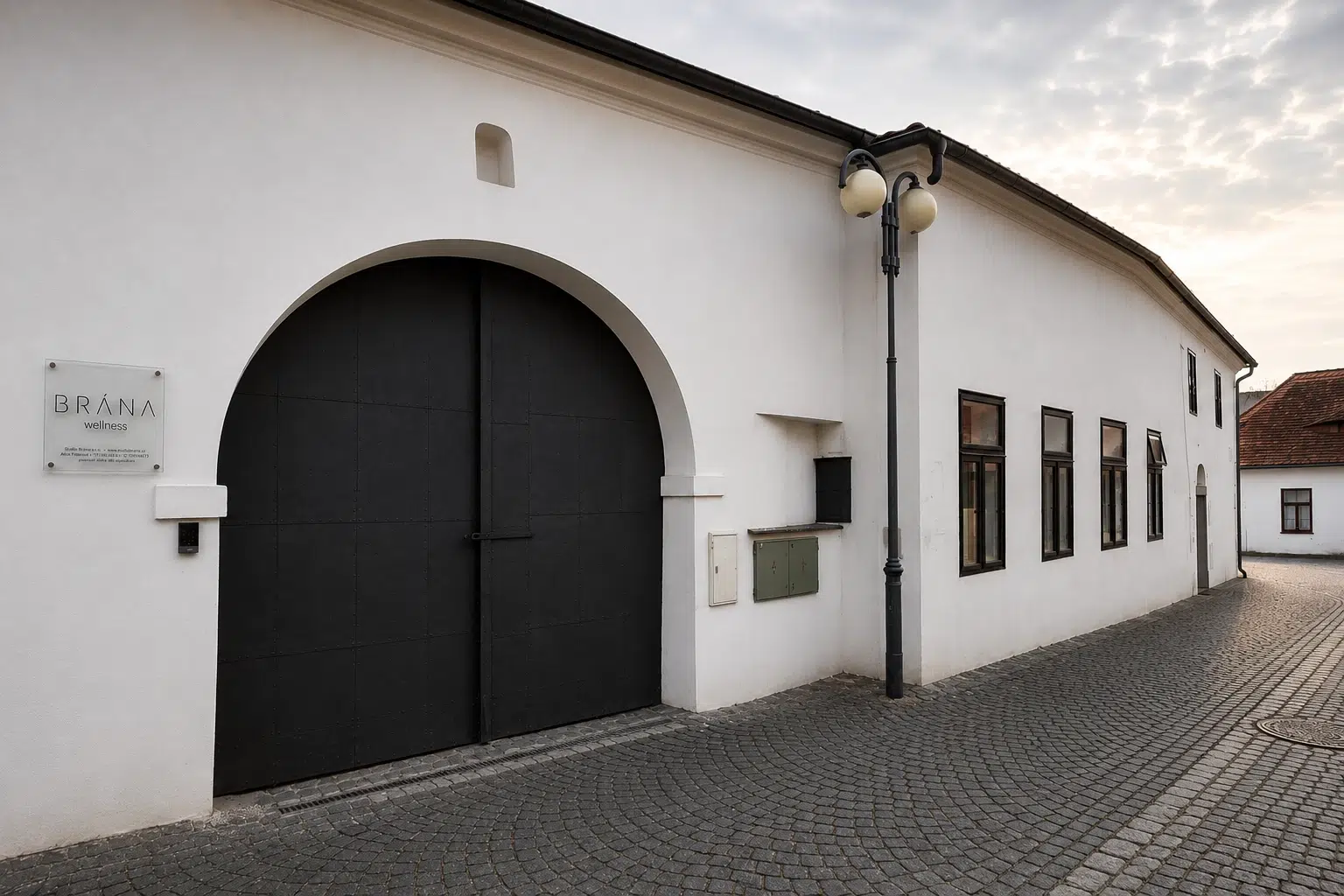 Zrekonstruovaný historický dům s monumentální černou branou v centru Horažďovic