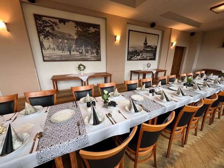 Prostřený stůl v restauraci Parkhotel Smržovka