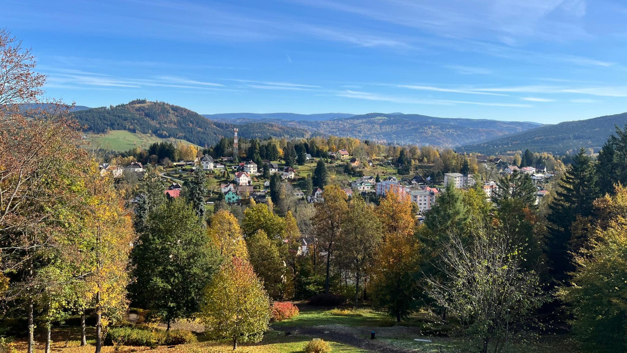 Výhled na Tanvaldský Špičák a Smržovku z Parkhotelu