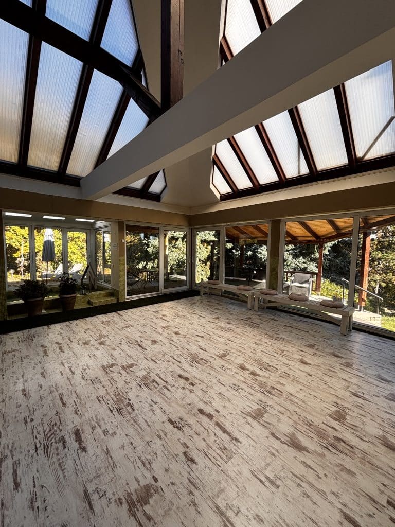 75 m2-es terem, melyben lehet foglalkozásokat tartani, vagy akár 30 fős rendezvényt.