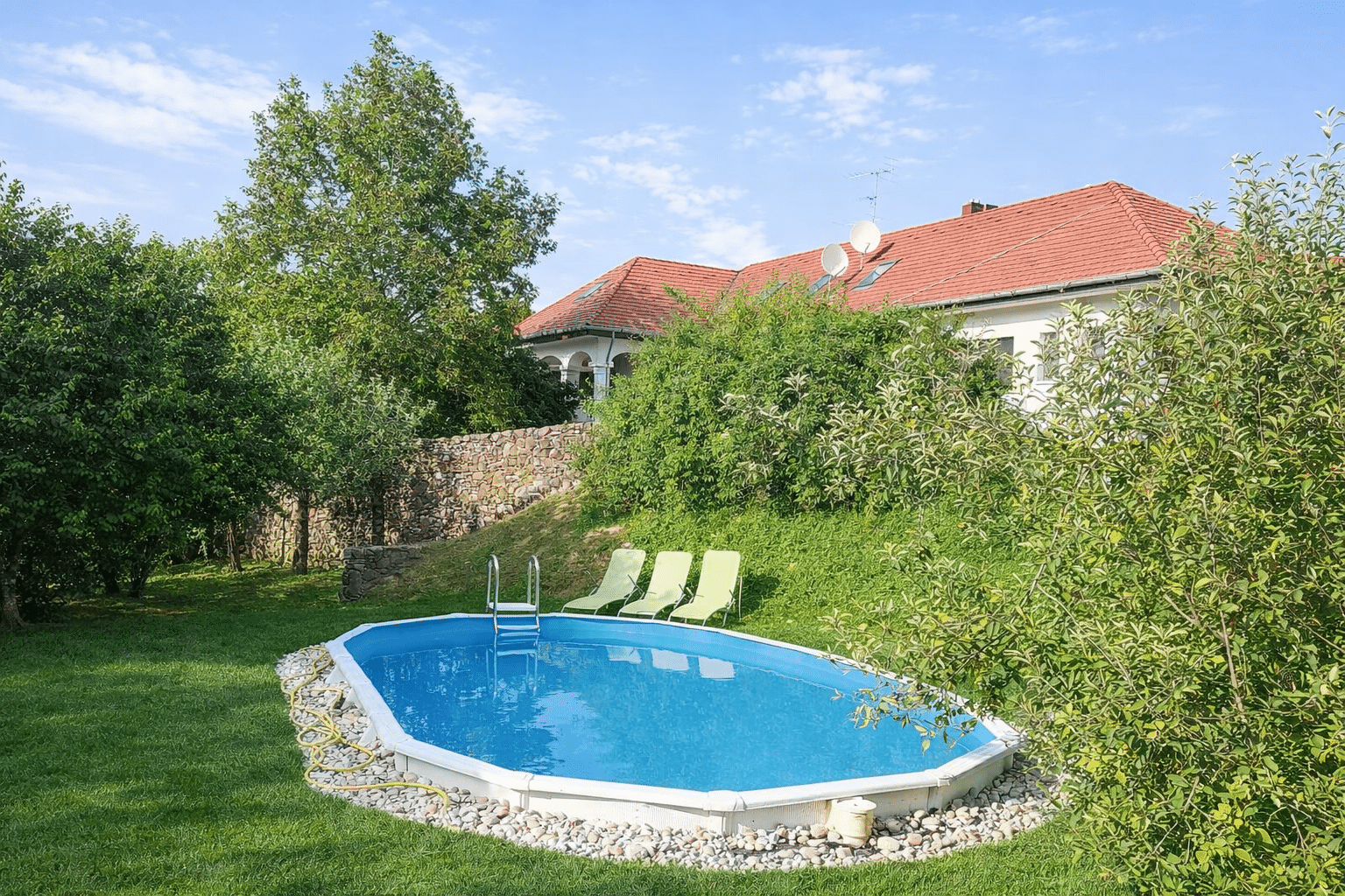 Szabadtéri medence, jacuzzi és szauna