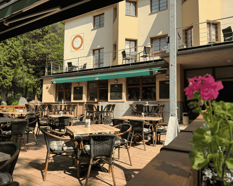 Venkovní zahrádka Parkhoteu Smržovka