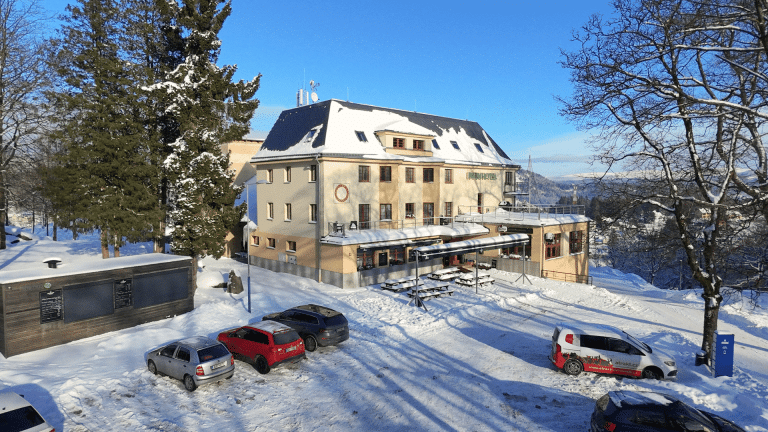 Parkhotel z zimě