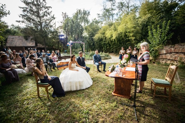 Polgári szertartás a kőfalnál - szabadban