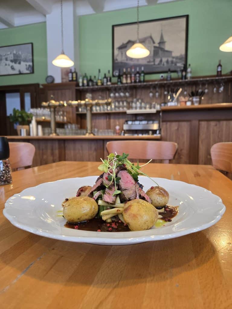 Grilovaný rump steak s restovanými fazolkami, pečené grenaille