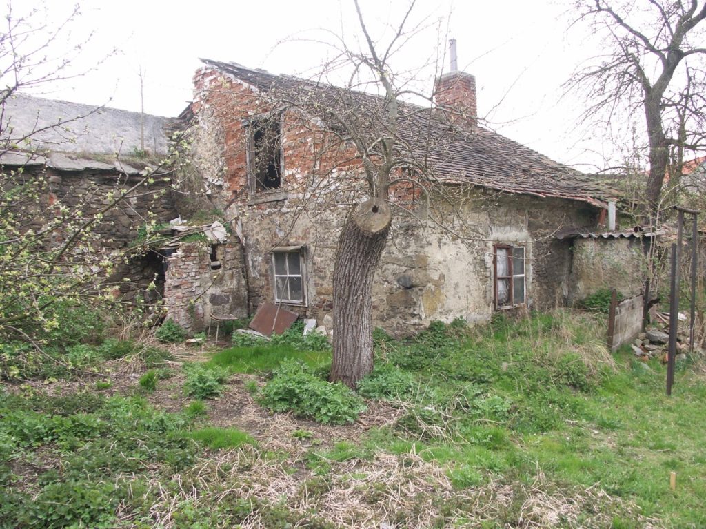 Ruina před rekonstrukcí, ze které vznikl salon Studio Brána v Horažďovicích
