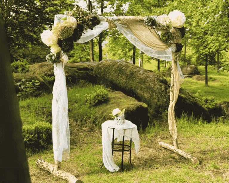 Slavobrána v lesoparku Parkhotelu Smržovka