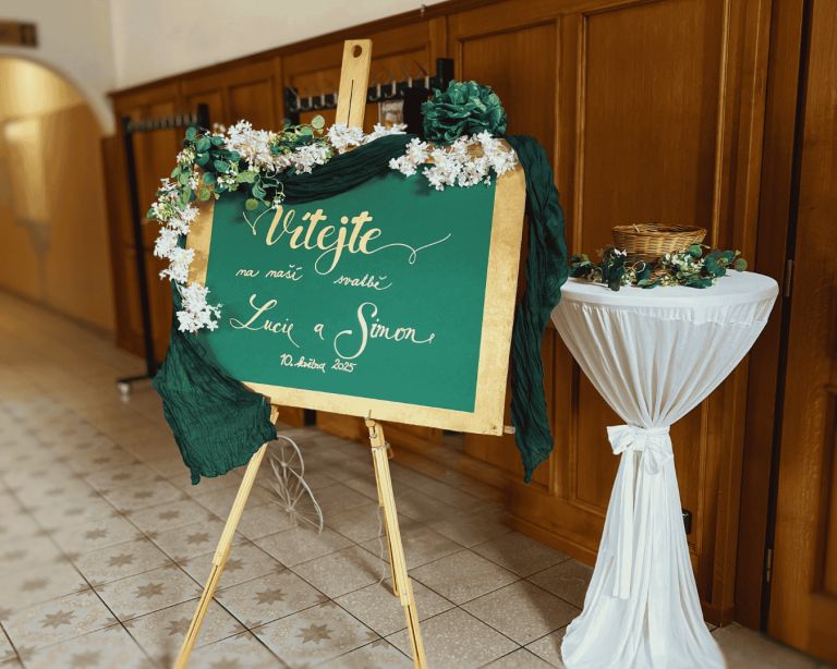 Ozdobená svatební cedule novomanželů