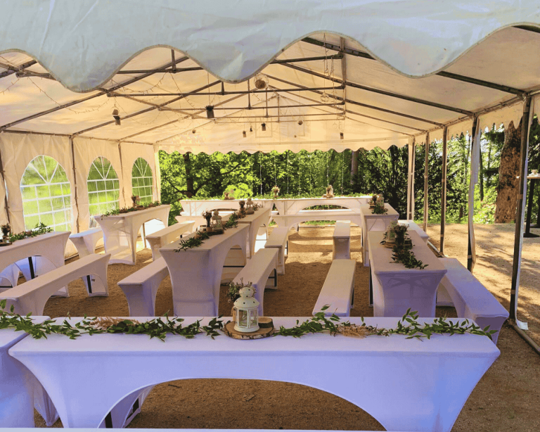 Venkovní stan nazdobený pro svatbu