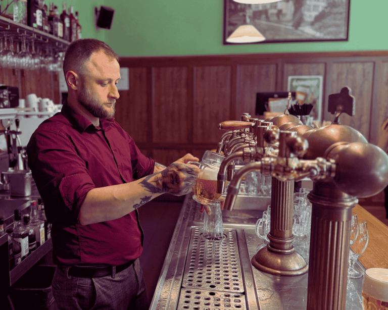 Točení piva v pivnici v Parkhotelu Smržovka