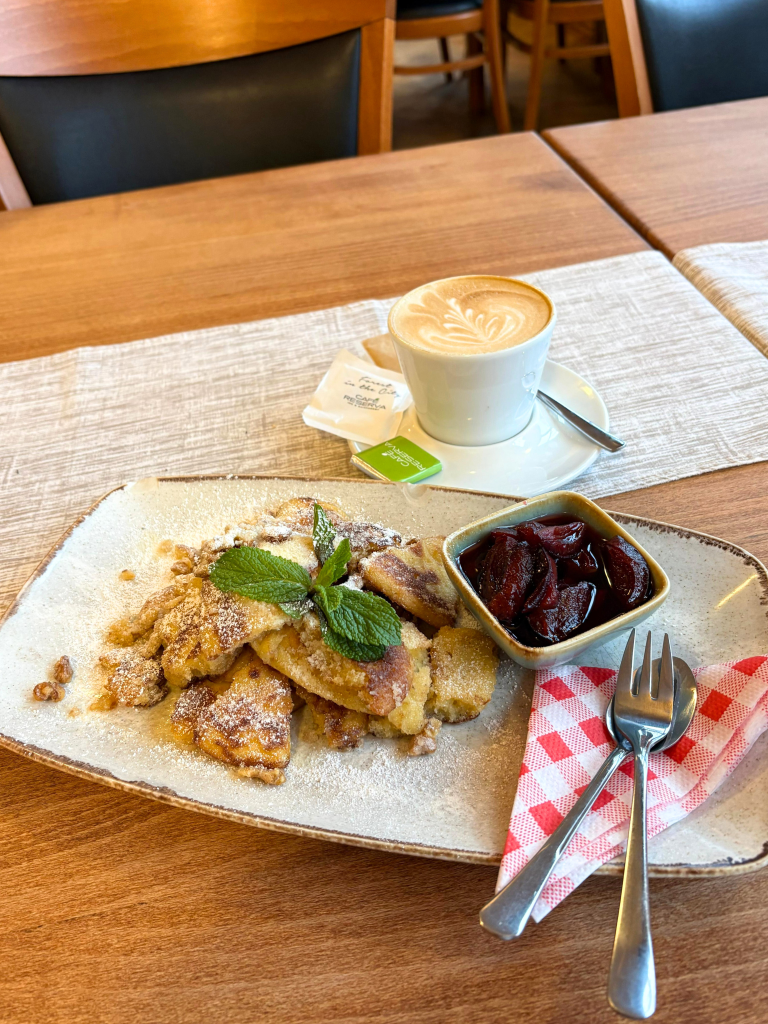 Císařský trhanec se švestkama a vlašskými ořechy