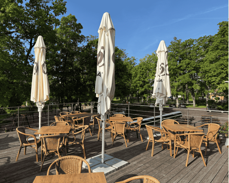 Venkovní balkón či terasa pro ubytované v Parkhotelu Smržovka