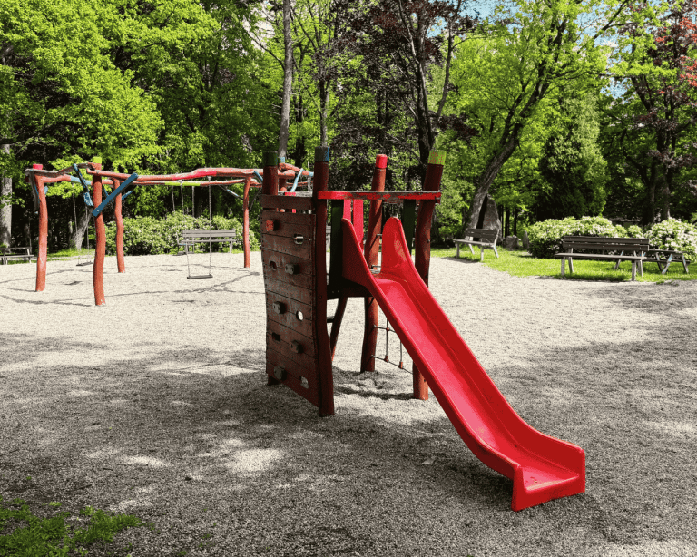 Venkovní dětské hřiště v lesopark u Parkhotelu Smržovka