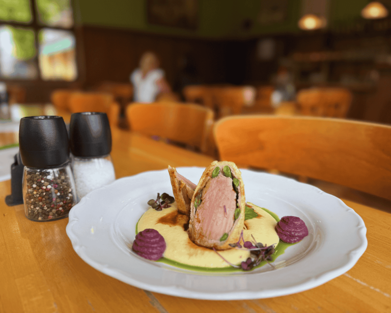 Vepřová panenka v bílém chlebu s křenovou kaší