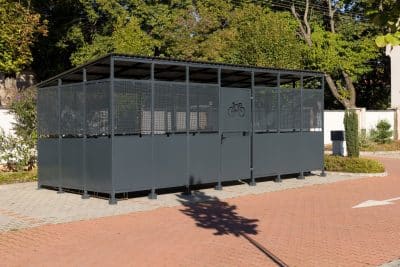 Zárt és biztonságos kerékpártároló a Hotel Kálvária Győrben.