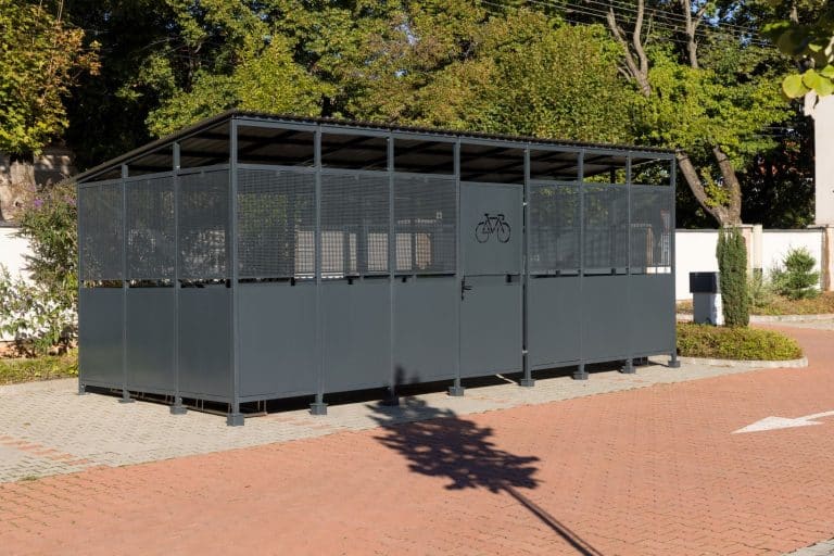 Zárt és biztonságos kerékpártároló a Hotel Kálvária Győrben.