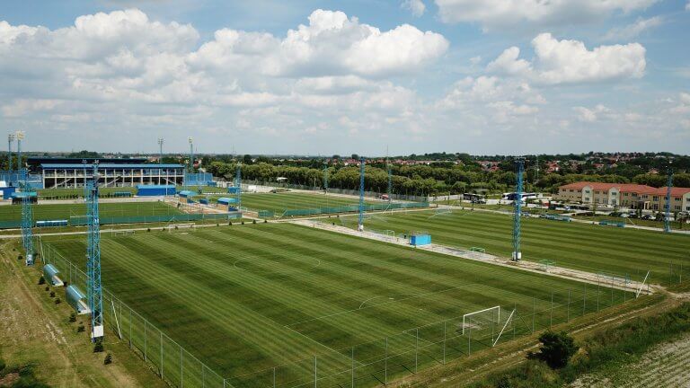 Trainingsplätze und Alcufer Stadion neben dem Hotel in Gyirmót