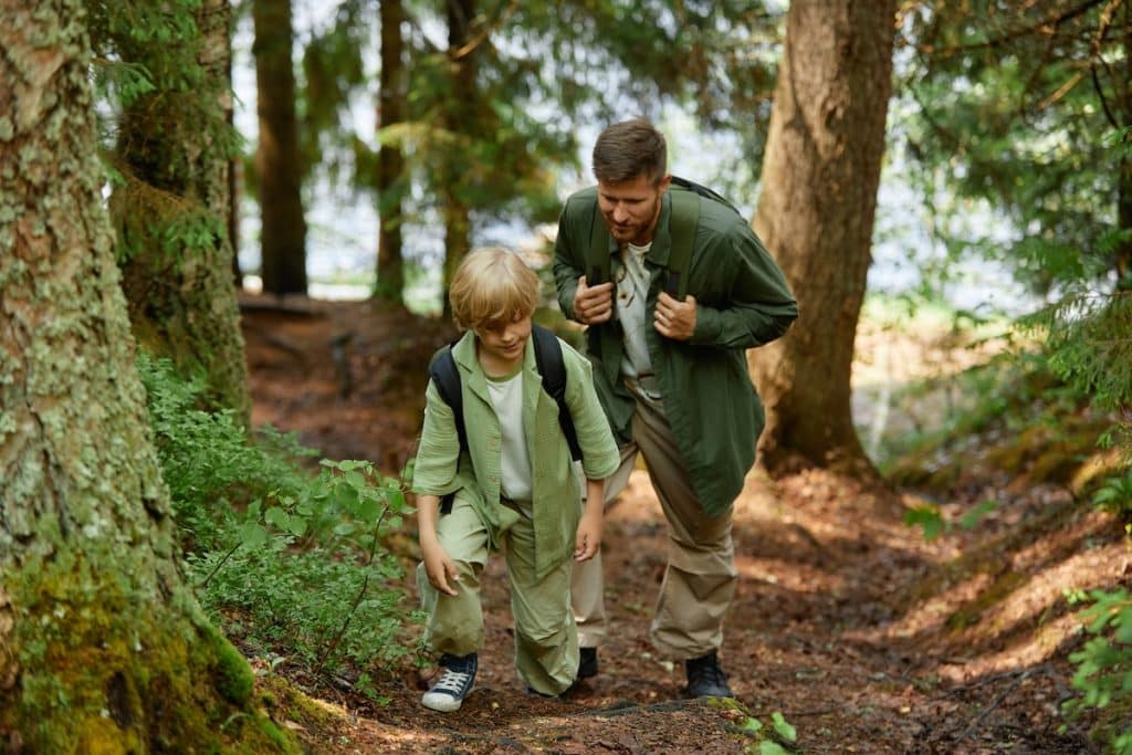 Vater und Sohn wandern bei Bad Blankenburg