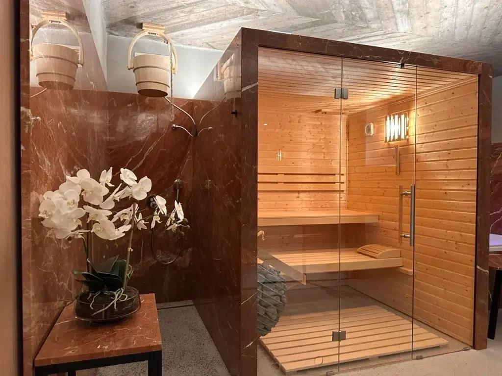 Dřevěná finská sauna s designovým topidlem HUUM v privátním wellness BRÁNA