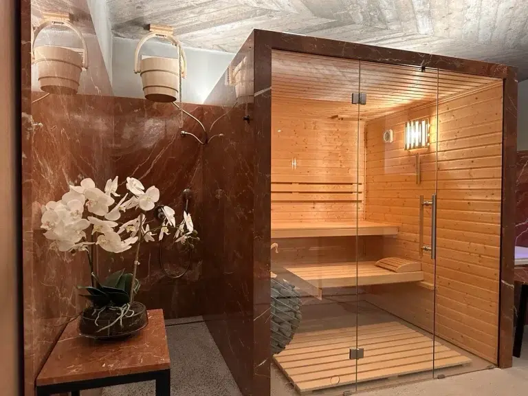 Dřevěná finská sauna s designovým topidlem HUUM v privátním wellness BRÁNA