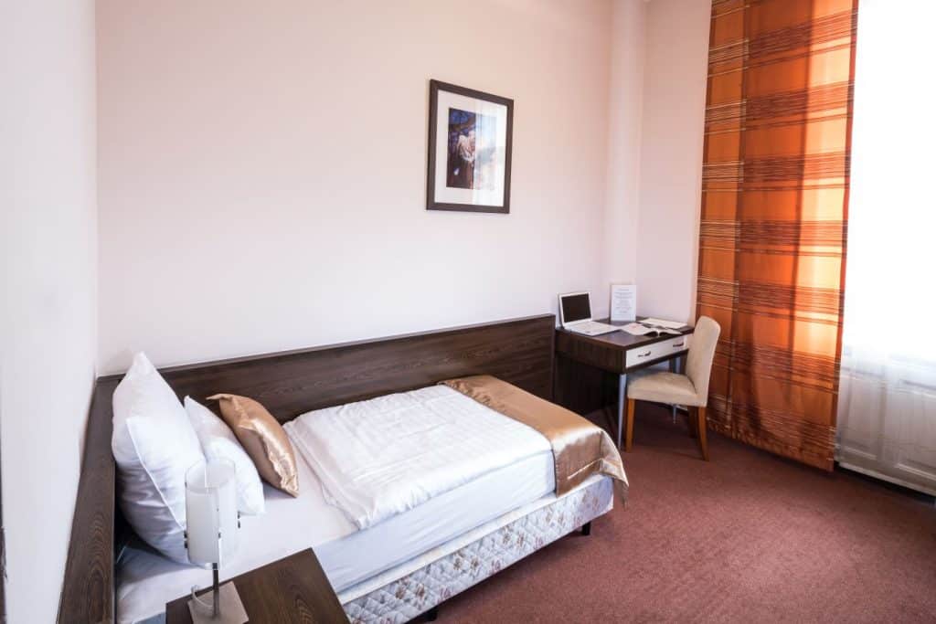 hotel_sopianae-egyagyas_szoba-05