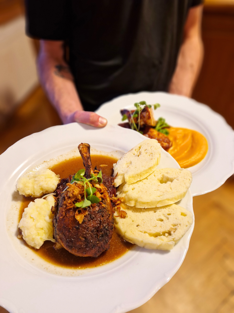 Kachní stehno s knedlíkem, obědové menu