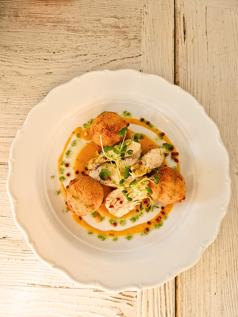 Kuřecí steak na bylinkách s omáčkou ze sušených rajčat, rýžové krokety