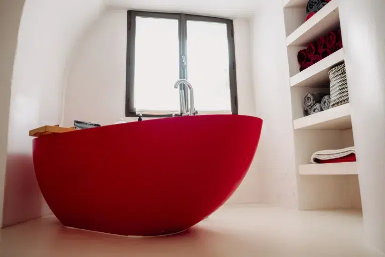 Designová červená volně stojící vana v koupelně Apartmánu pod klenbami