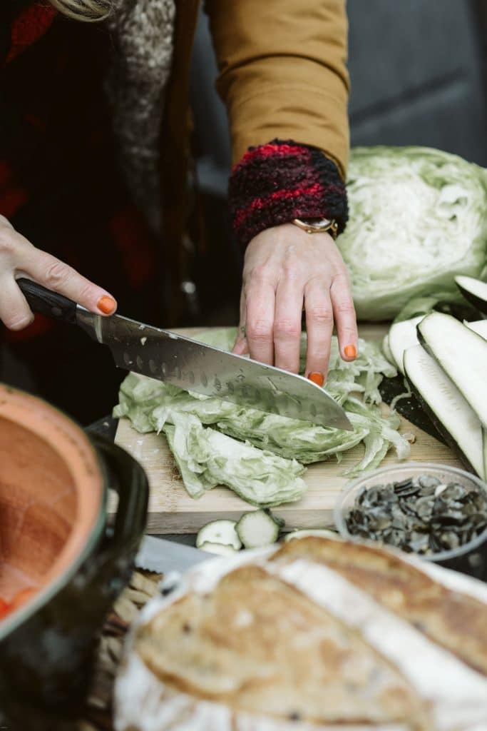 saláta előkészítése grillezéshez a reBORONA Vendégház konyhájában – Őrség szállás Őriszentpéteren