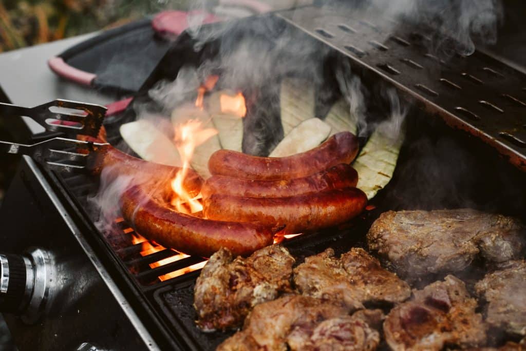 grillezés a reBORONA Vendégház privát grillteraszán – Őrség szállás Őriszentpéteren