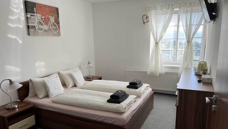 Rodinný pokoj s oddělenými ložnicemi v Parkhotelu Smržovka.