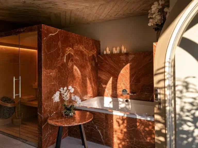 Hydromasážní vana v unikátní nice z mramoru Iberico s výhledem do zahrady ve wellness BRÁNA
