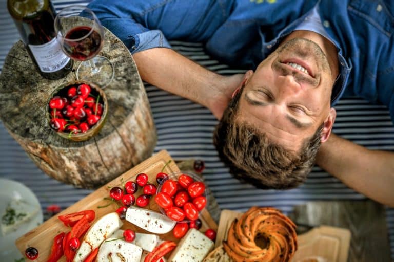 Termelői reggeli és pihenés a reBORONA Vendégház kertjében – Őrség szállás Őriszentpéteren