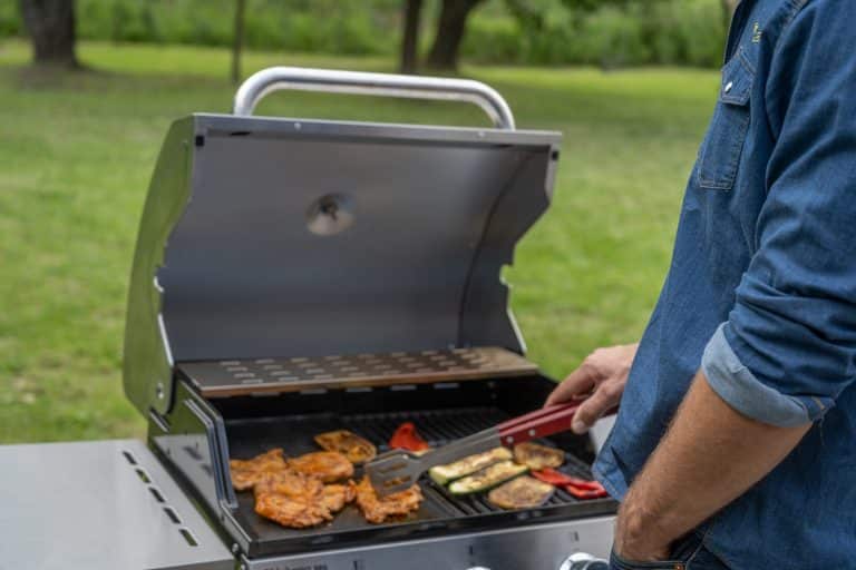 Grillezés a reBORONA Vendégház kertjében – Őrség szállás erdőszéli apartmanokkal Őriszentpéteren