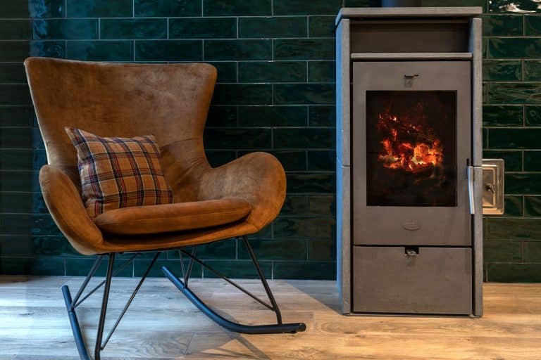 Kandallós pihenősarok a reBORONA Vendégház erdőszéli apartmanjában – Őrség szállás Őriszentpéteren