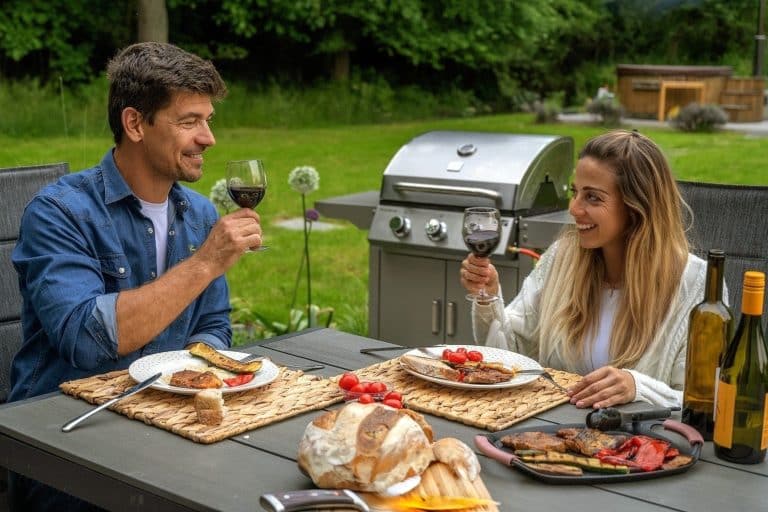 Páros grillezés a reBORONA Vendégház kertjében – Őrség szállás Őriszentpéteren, erdőszéli pihenés