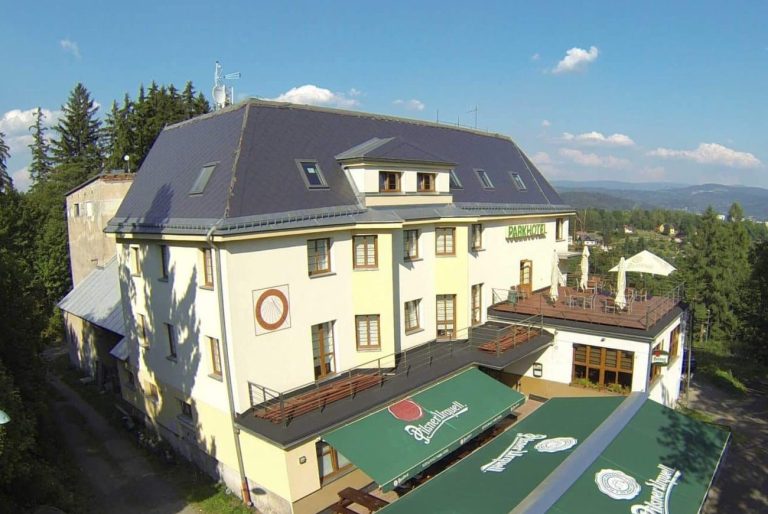 Parkhotel Smržovka s venkovní zahrádkou