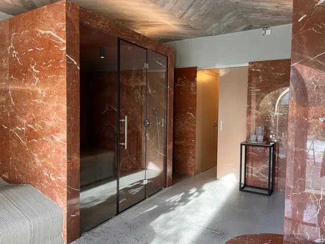 Moderní parní lázeň v designovém interiéru z mramoru Iberico ve wellness BRÁNA
