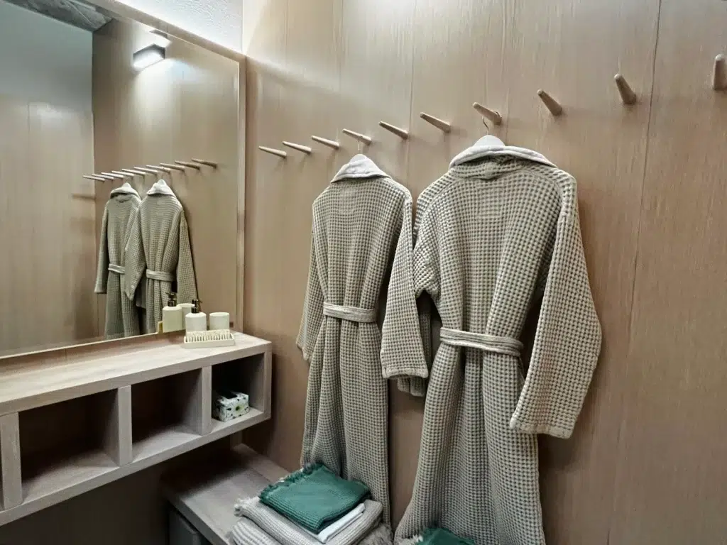 Župany v elegantní šatně výjimečného privátního wellness BRÁNA v Horažďovicích