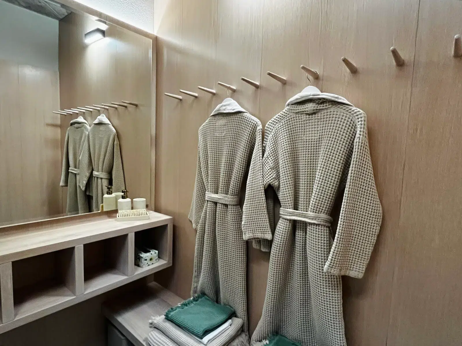 Župany v elegantní šatně výjimečného privátního wellness BRÁNA v Horažďovicích